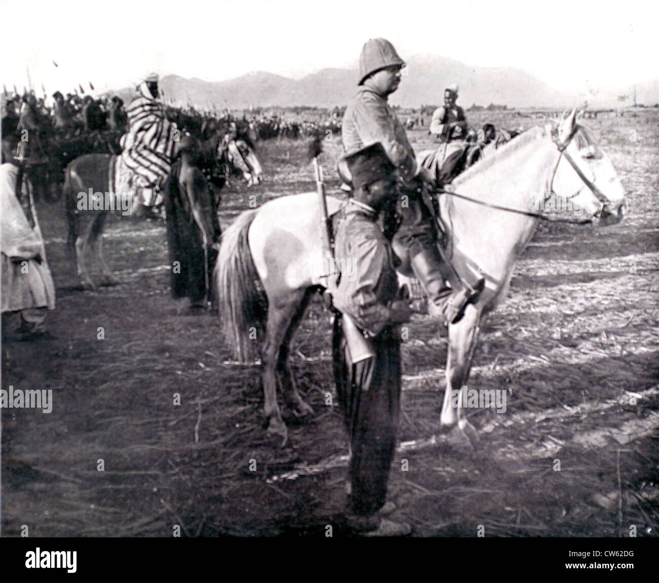 In Ciad, il Colonnello Largeau ispezione soldati francesi (1912) Foto Stock