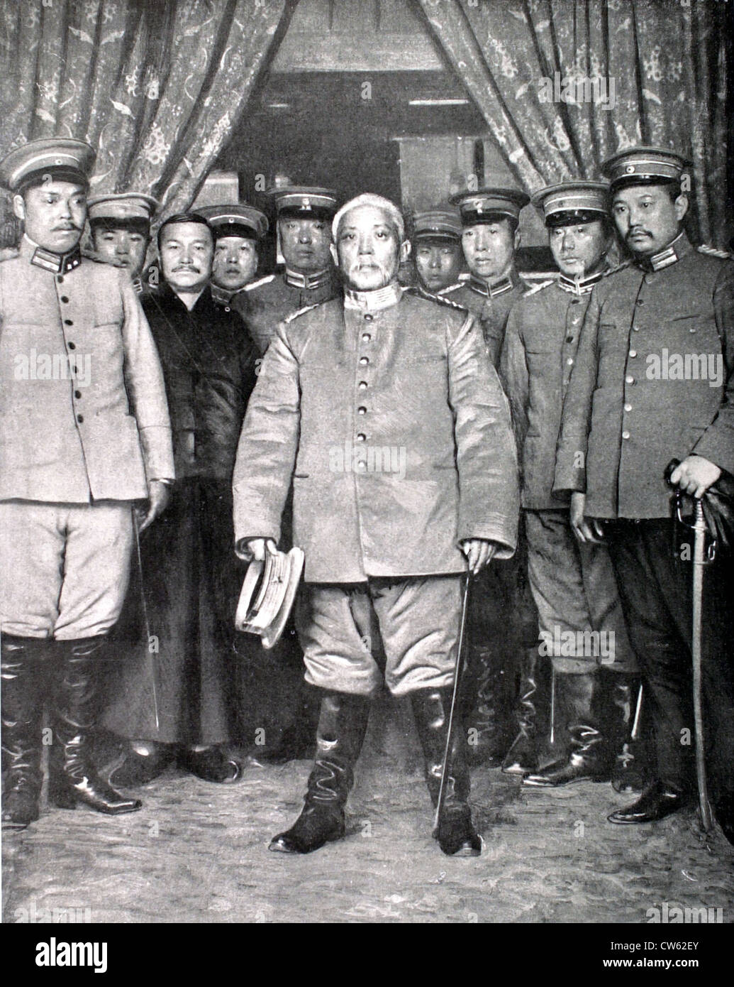 Presidente Yuan Chi Kai (o Yuan Shikai) circondato dal suo staff, in Cina (1912). Foto Stock