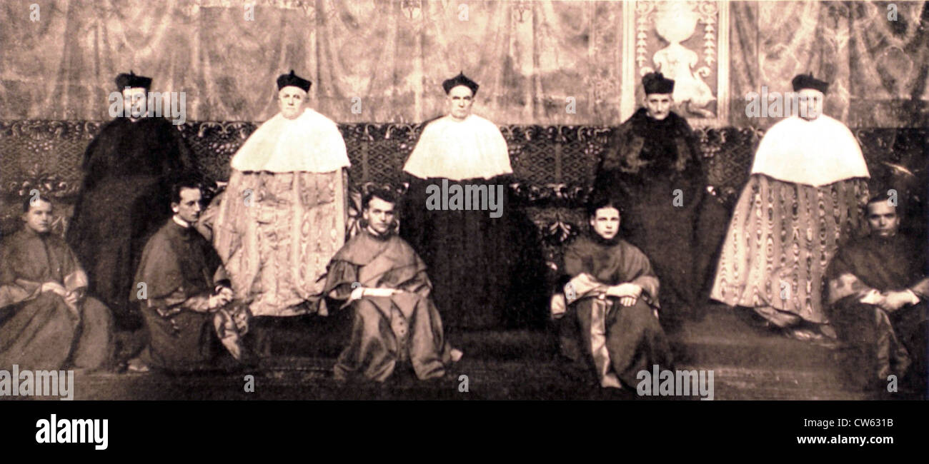 Presso il Vaticano, i nuovi Cardinali con i loro assistenti seduti ai loro piedi Foto Stock
