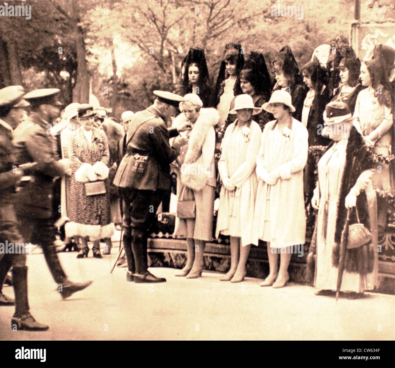 Celebrazione militare del Somatènes nel Parco del Retiro di Madrid (1928) Foto Stock