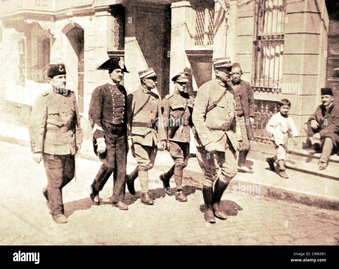 Lo stato di Costantinopoli. Pattuglia internazionale sulle strade di Pera (1919) Foto Stock