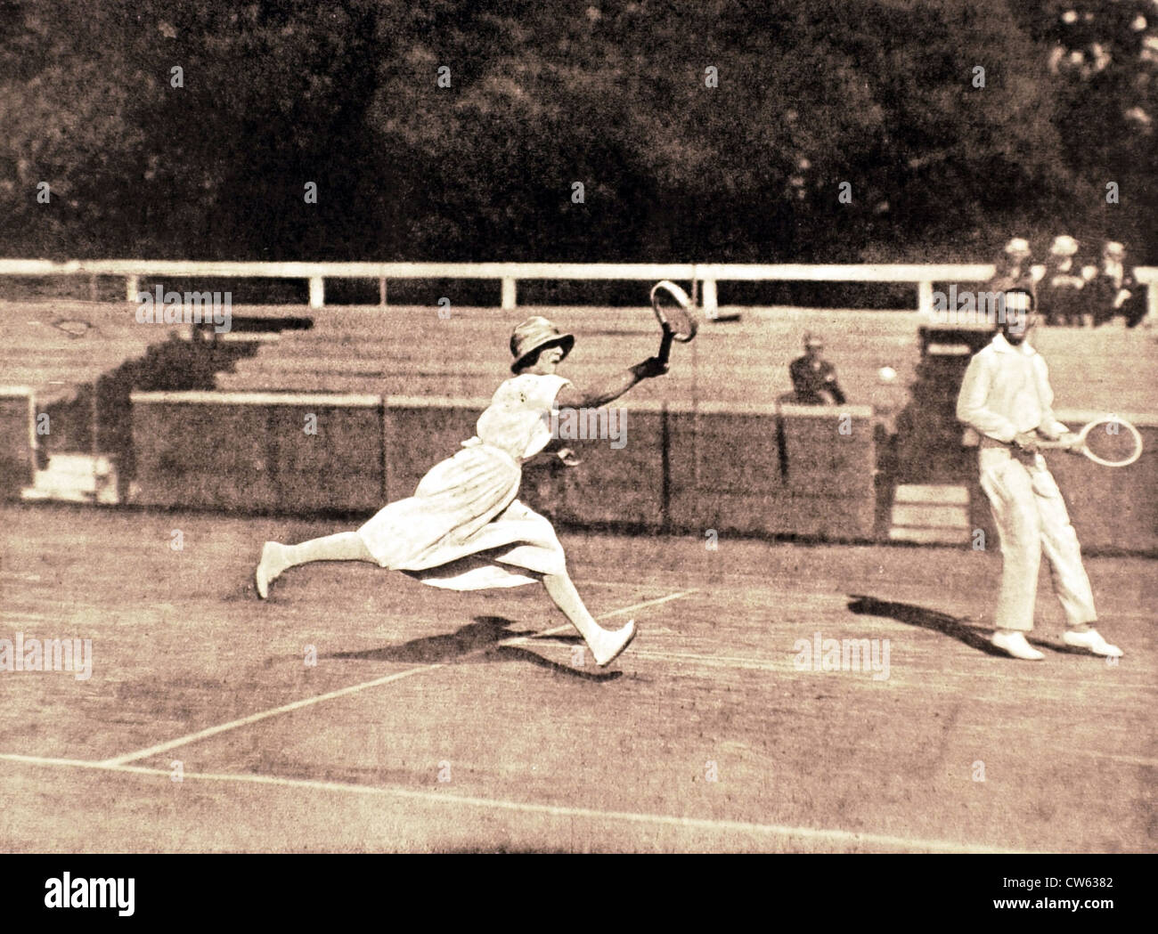 Presso il Club Racing miscelata doppio campionato di tennis, la sig.ra Lenglen cattura la palla in midair (1919) Foto Stock