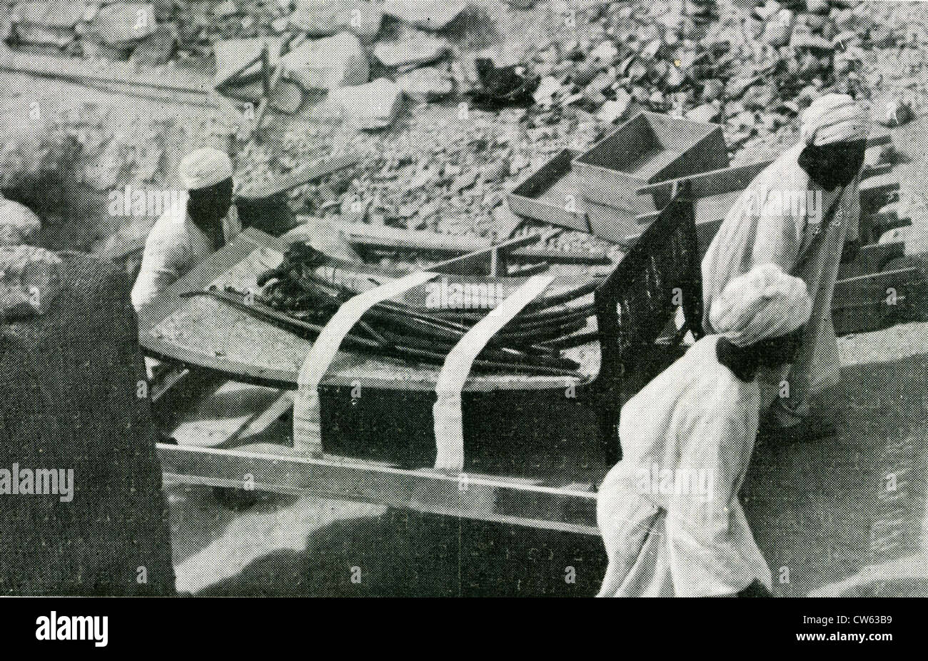 Tutankhamon il tesoro, un letto viene prelevato (1923) Foto Stock