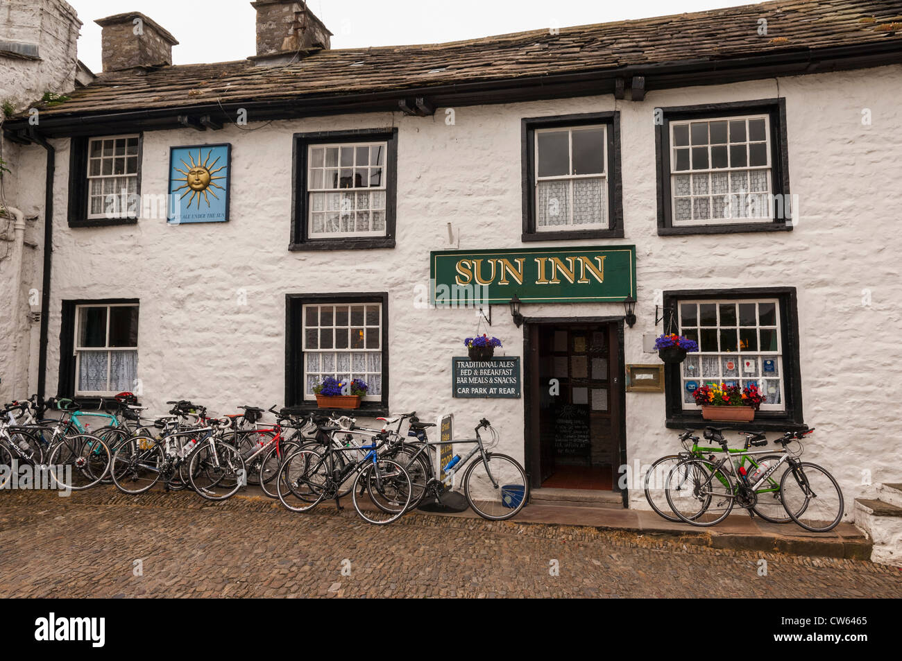 Sun Inn pub con cicli al di fuori in Dent , Cumbria , Inghilterra , Inghilterra , Regno Unito Foto Stock
