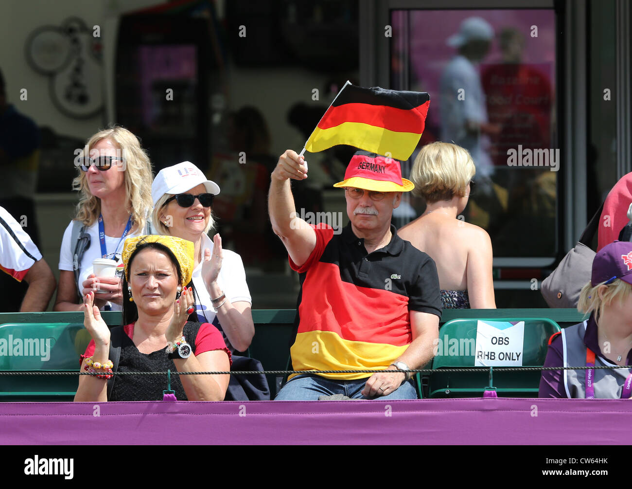 Tifosi tedeschi con bandiera alla Pista olimpica di evento di tennis a Wimbledon,Londra 2012, Foto Stock