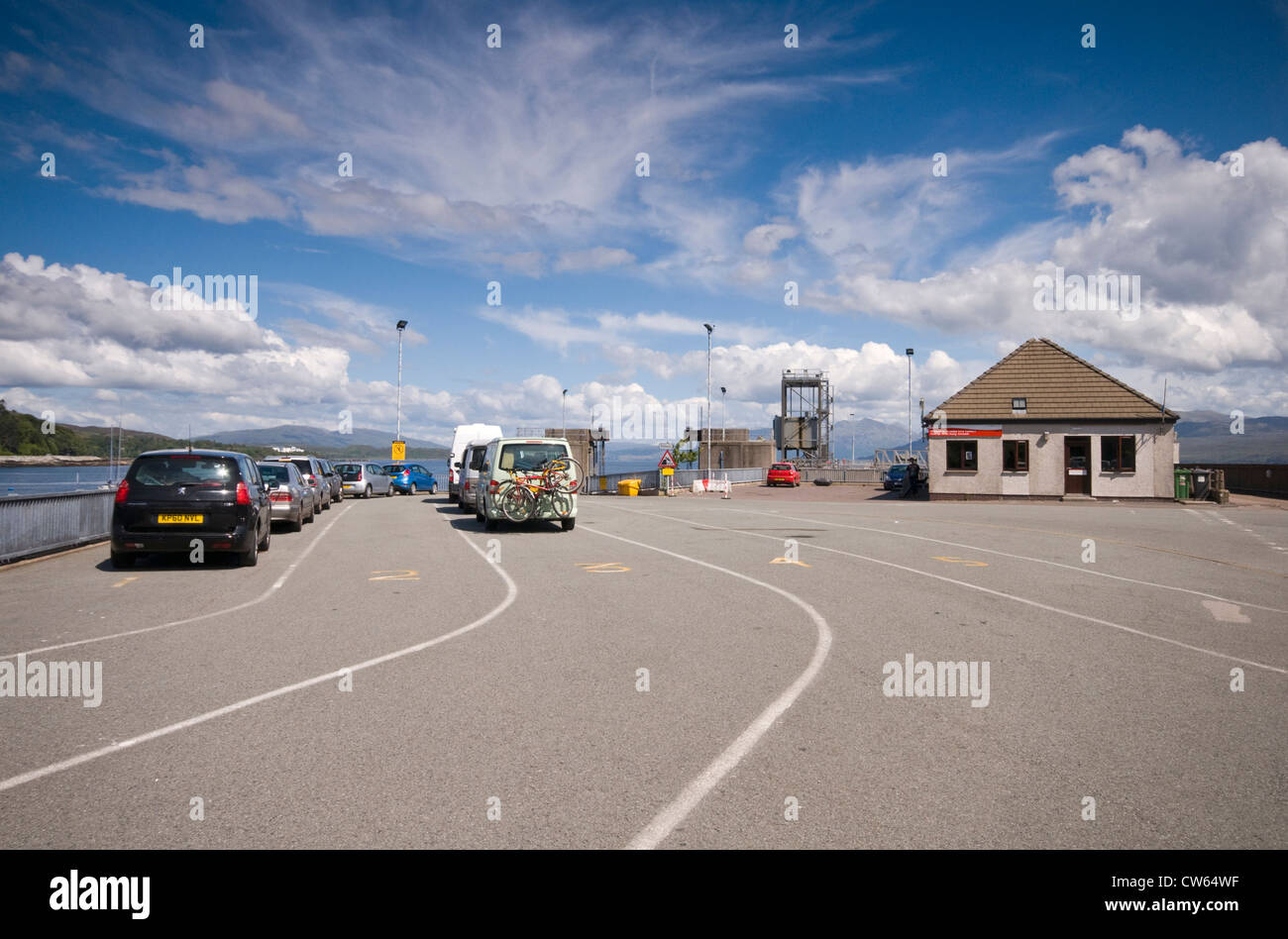 Automobili in attesa per il traghetto al porto di Armadale sull'Isola di Skye in Scozia, Regno Unito Foto Stock