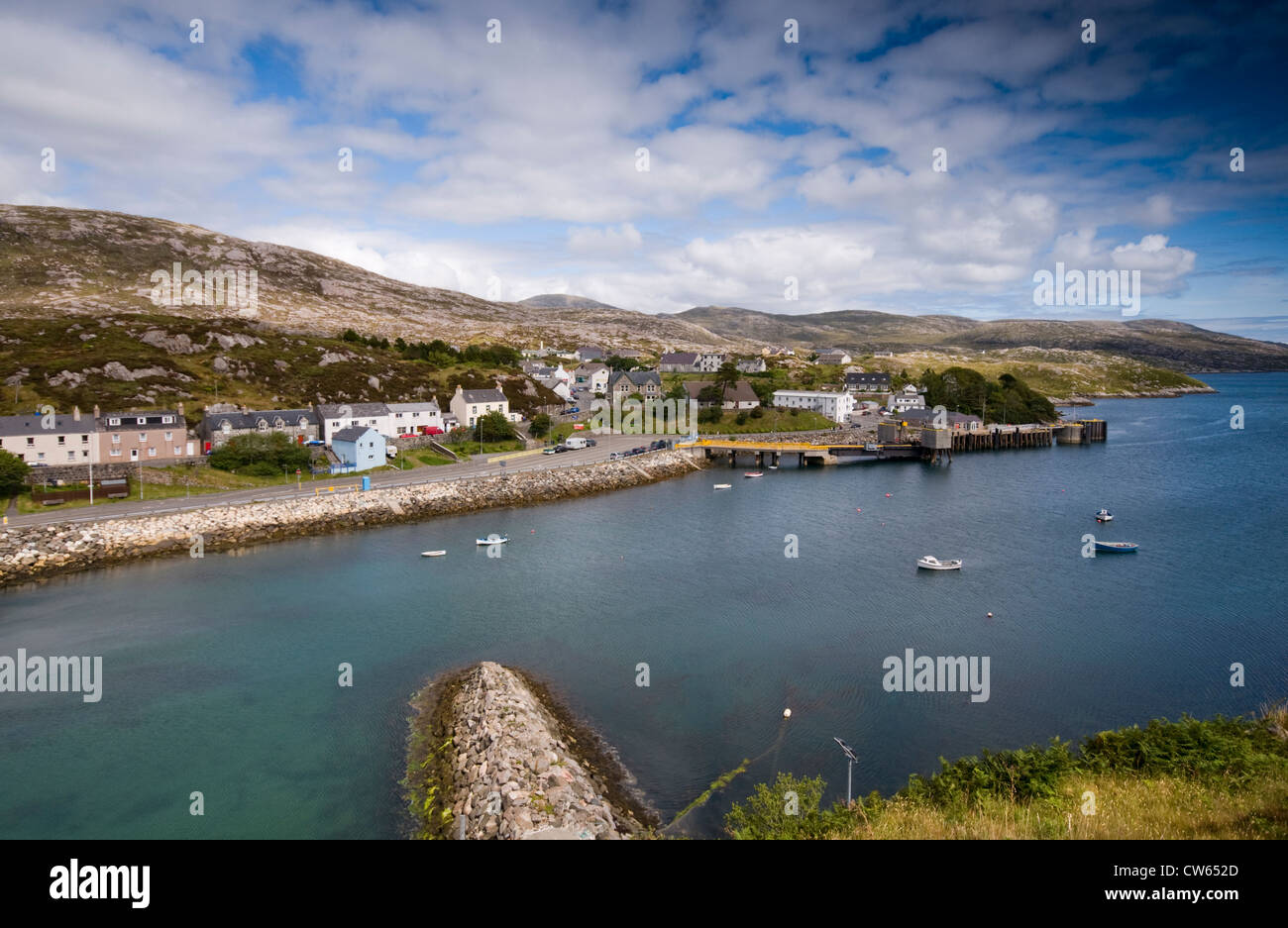 Tarbert sull'Isle of Harris nelle Ebridi Esterne, Visto dalle colline che circondano il porto Foto Stock