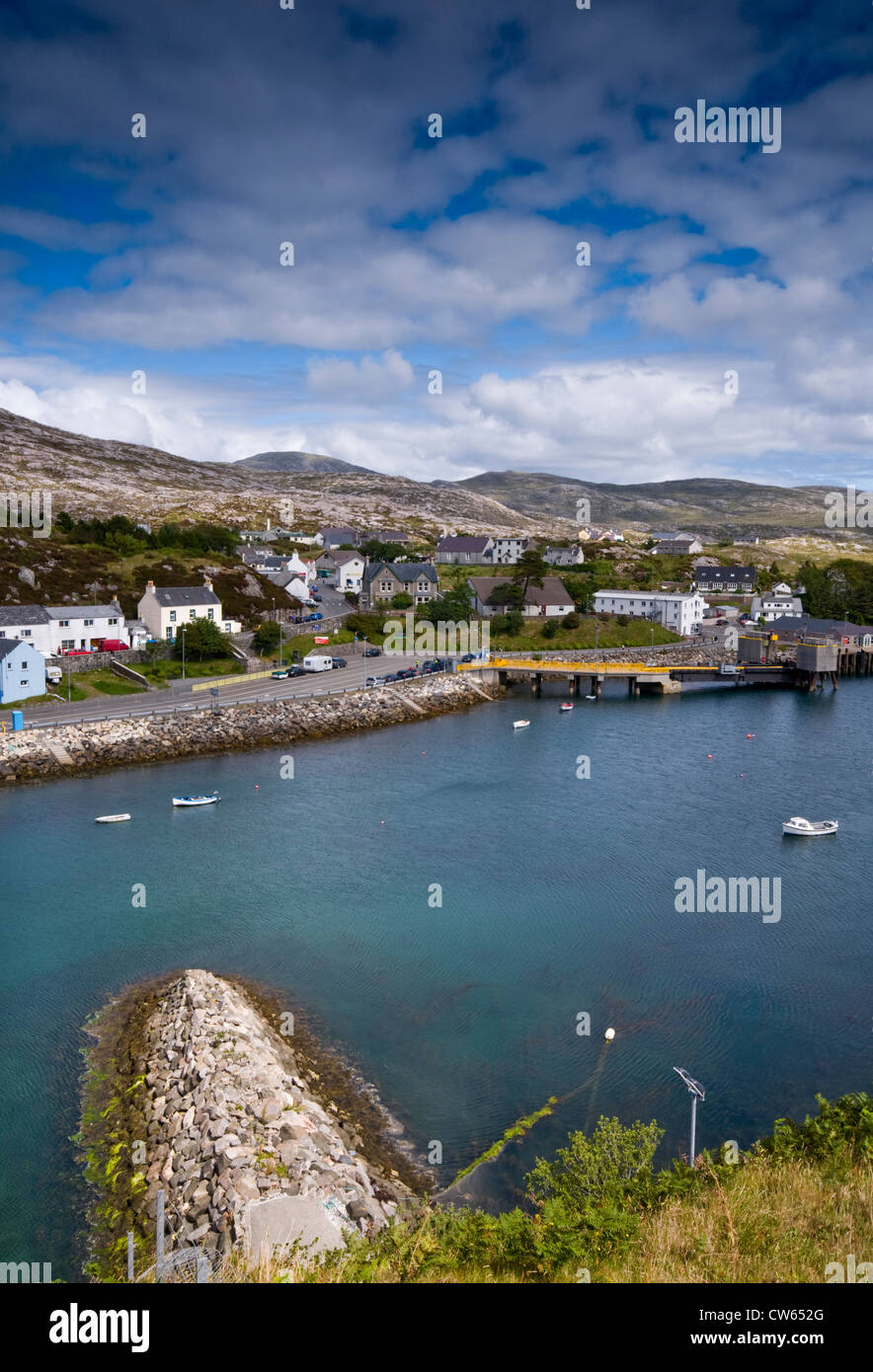 Tarbert sull'Isle of Harris nelle Ebridi Esterne, Visto dalle colline che circondano il porto Foto Stock