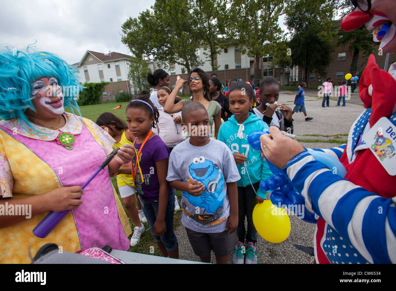 Detroit, Michigan - un Block Party per bambini a ragazzi e ragazze Club in evidenza un pranzo libero, pittura del viso, clown e giochi. Foto Stock