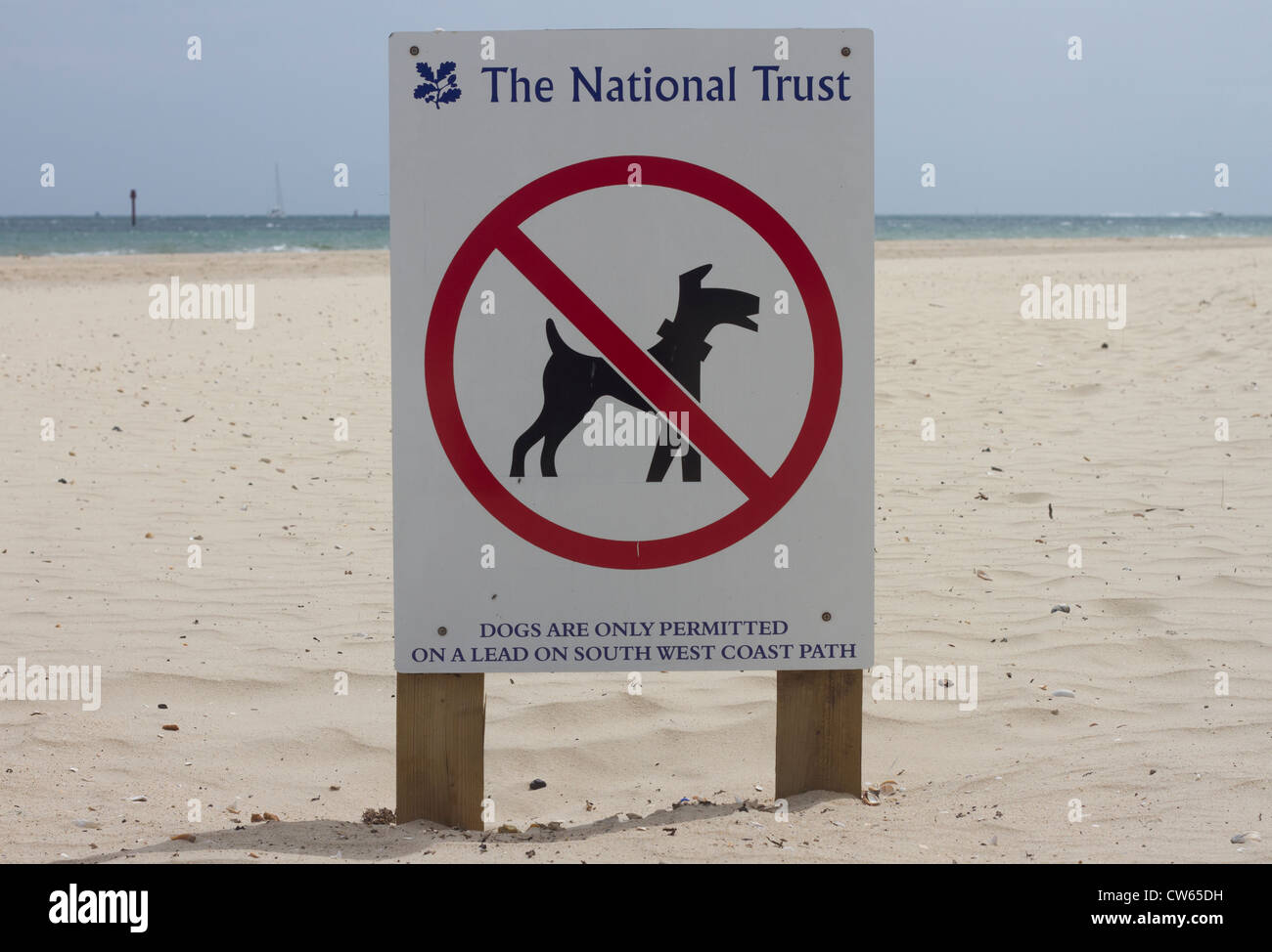 Il National Trust segno. Cani non ammessi eccetto su una derivazione. Foto Stock