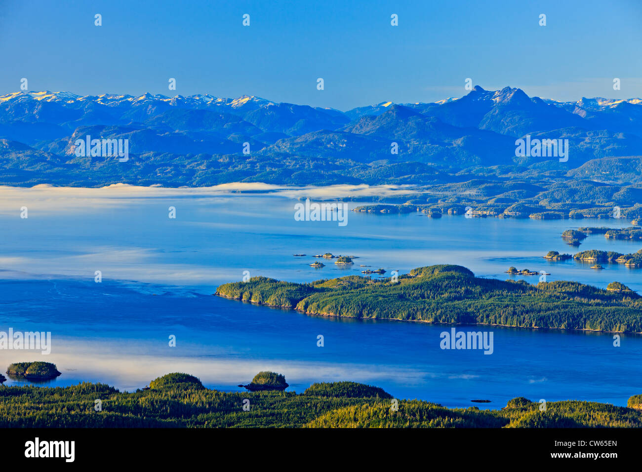 British Columbia montagne costiere con montatura Stephens sulla destra, mentre la nebbia è in laminazione da Queen Charlotte stretto, Foto Stock