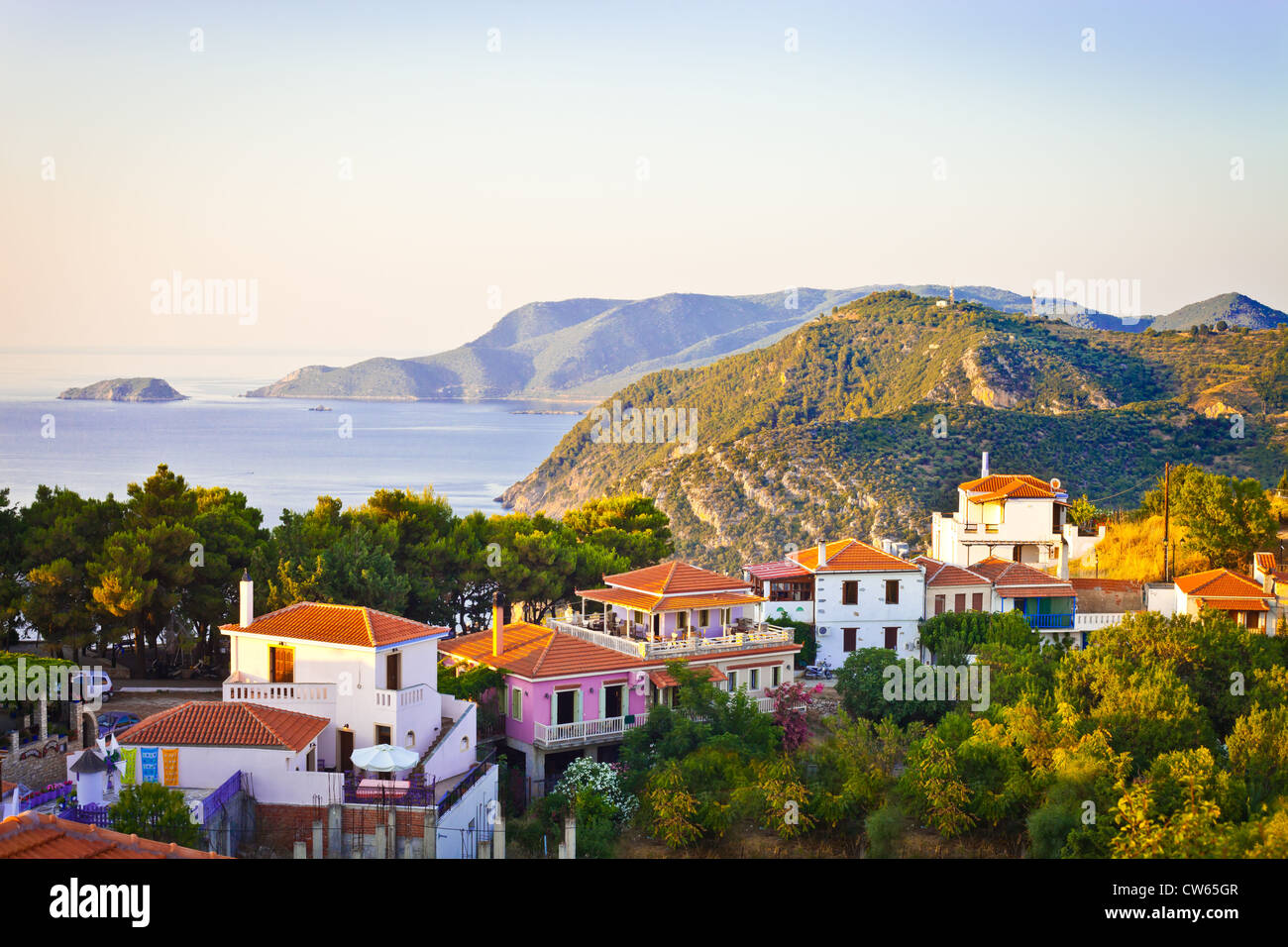 Il vecchio villaggio di Alonissos, Grecia, nel tardo pomeriggio sun Foto Stock