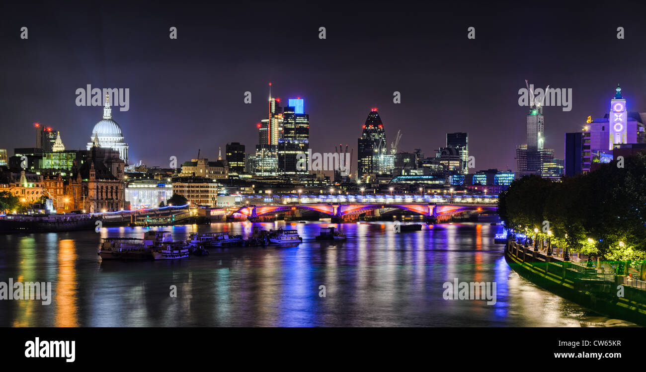 Lo skyline di Londra di notte Foto Stock