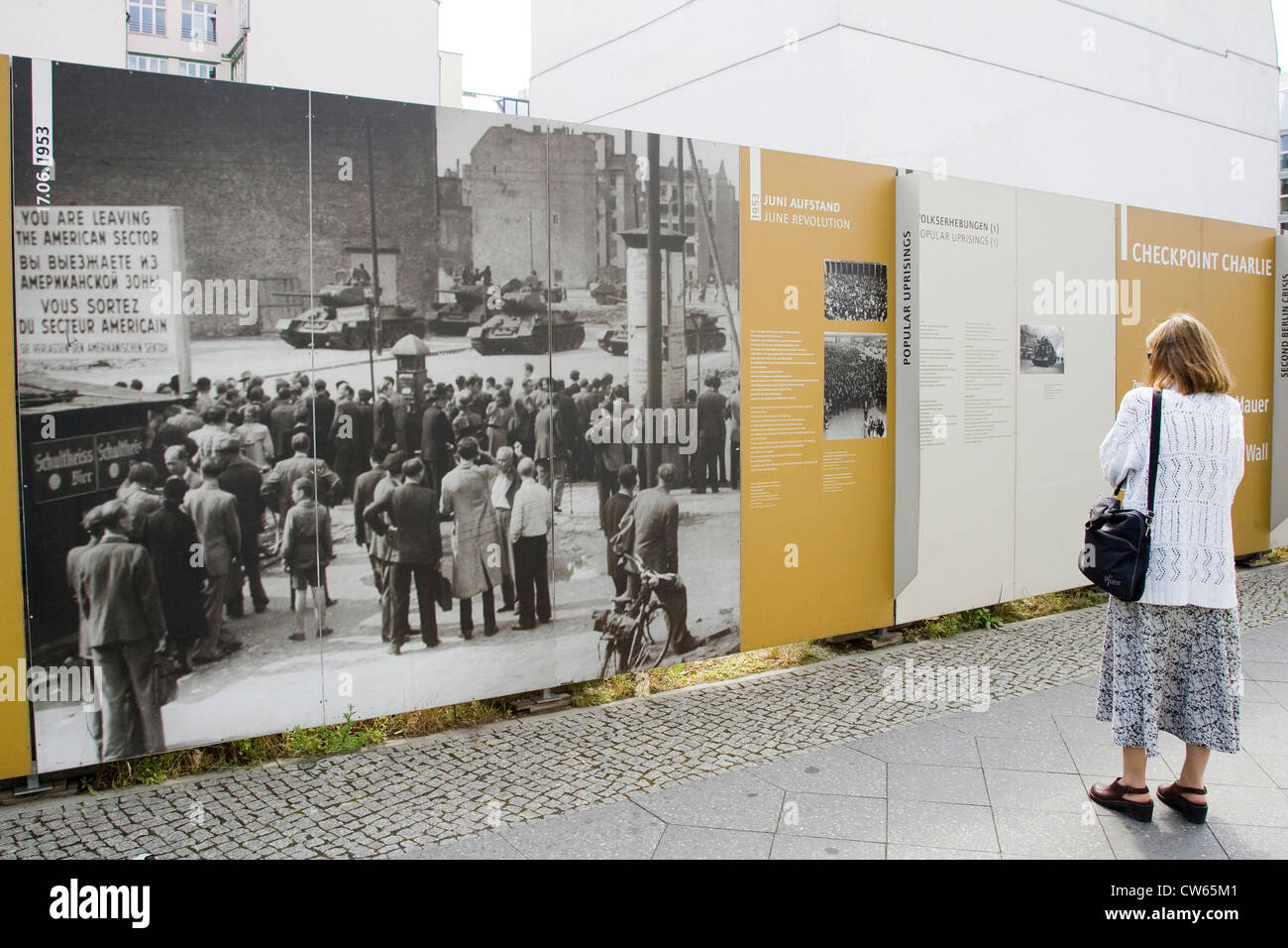 L'Europa, Germania, Brandeburgo, Berlino, il Checkpoint Charlie, mostra all'aperto sulla parete della storia di Berlino Foto Stock
