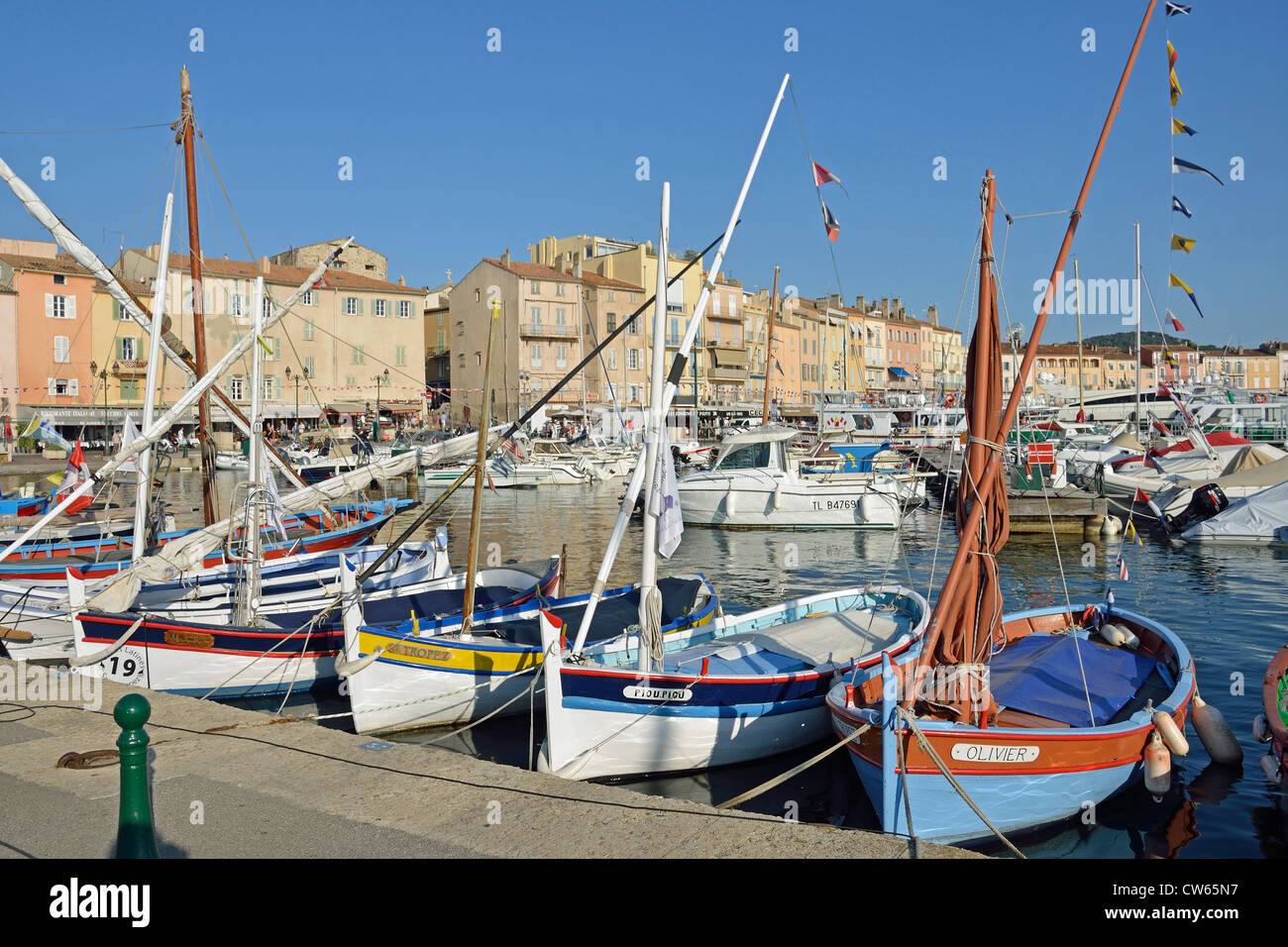 Colorate barche da pesca nel porto di Saint Tropez, Saint-Tropez, Côte d'Azur, Var Dipartimento , Provence-Alpes-Côte d'Azur, in Francia Foto Stock
