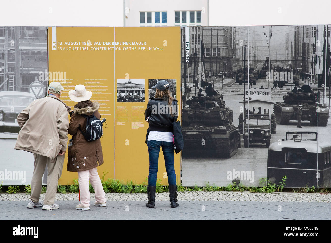 L'Europa, Germania, Brandeburgo, Berlino, il Checkpoint Charlie, mostra all'aperto sulla parete della storia di Berlino Foto Stock