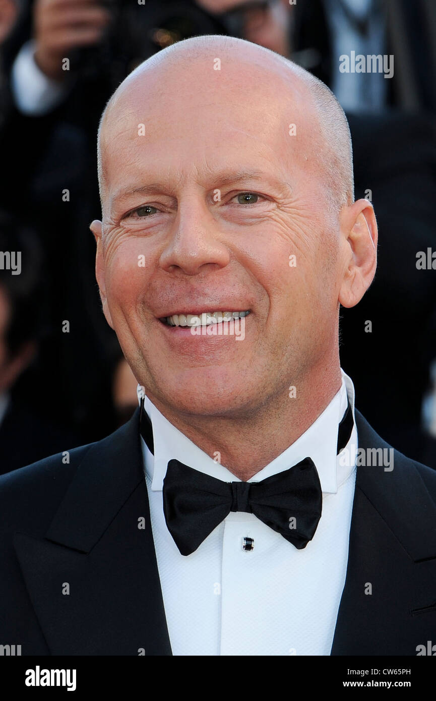 Bruce Willis arriva per la cerimonia di apertura e di screening di sorgere della Luna unito al sessantacinquesimo festival internazionale del film. Foto Stock