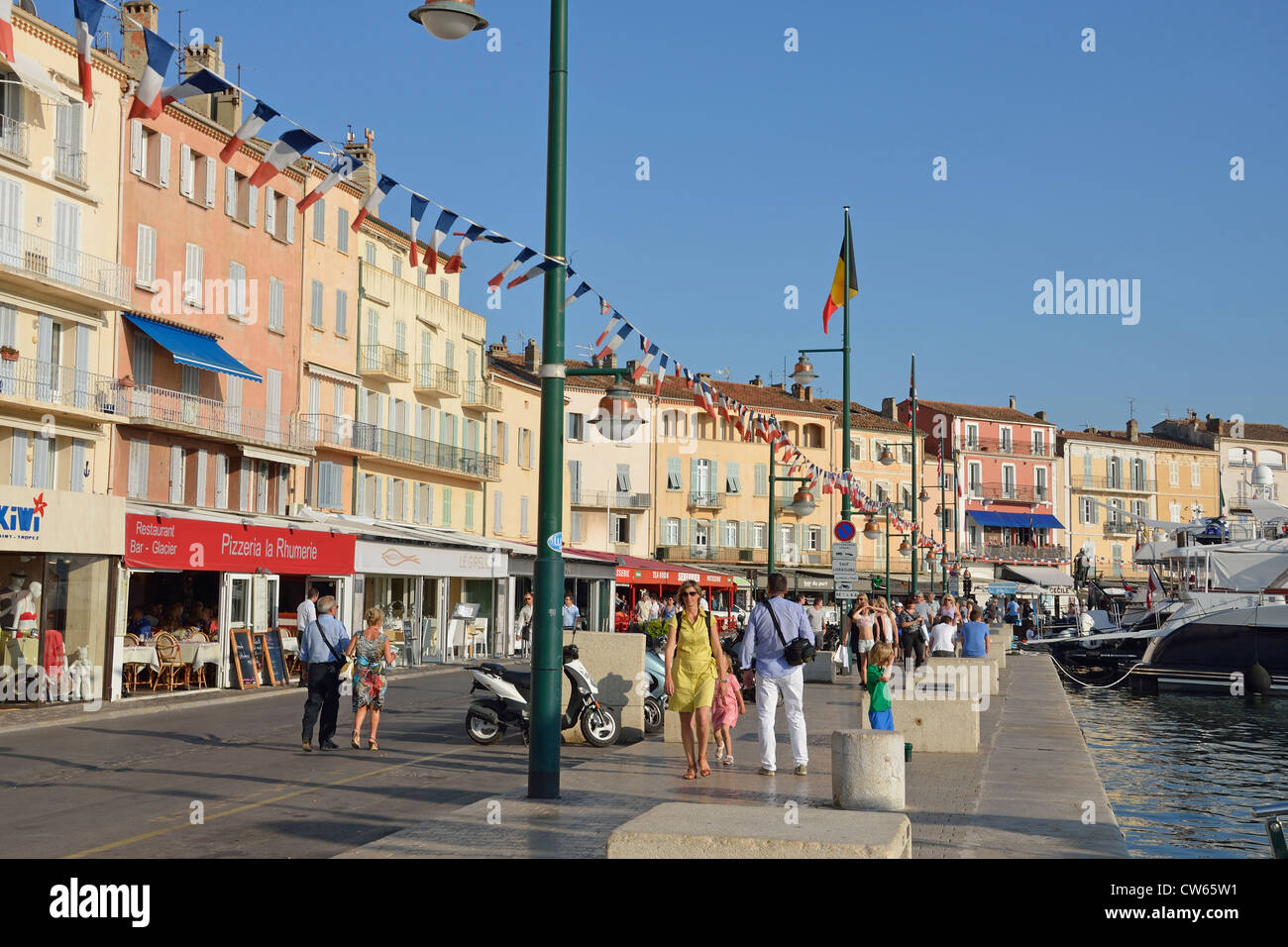 Molo del lungomare del porto di Saint-Tropez, Saint-Tropez, Côte d'Azur, Var Dipartimento , Provence-Alpes-Côte d'Azur, in Francia Foto Stock