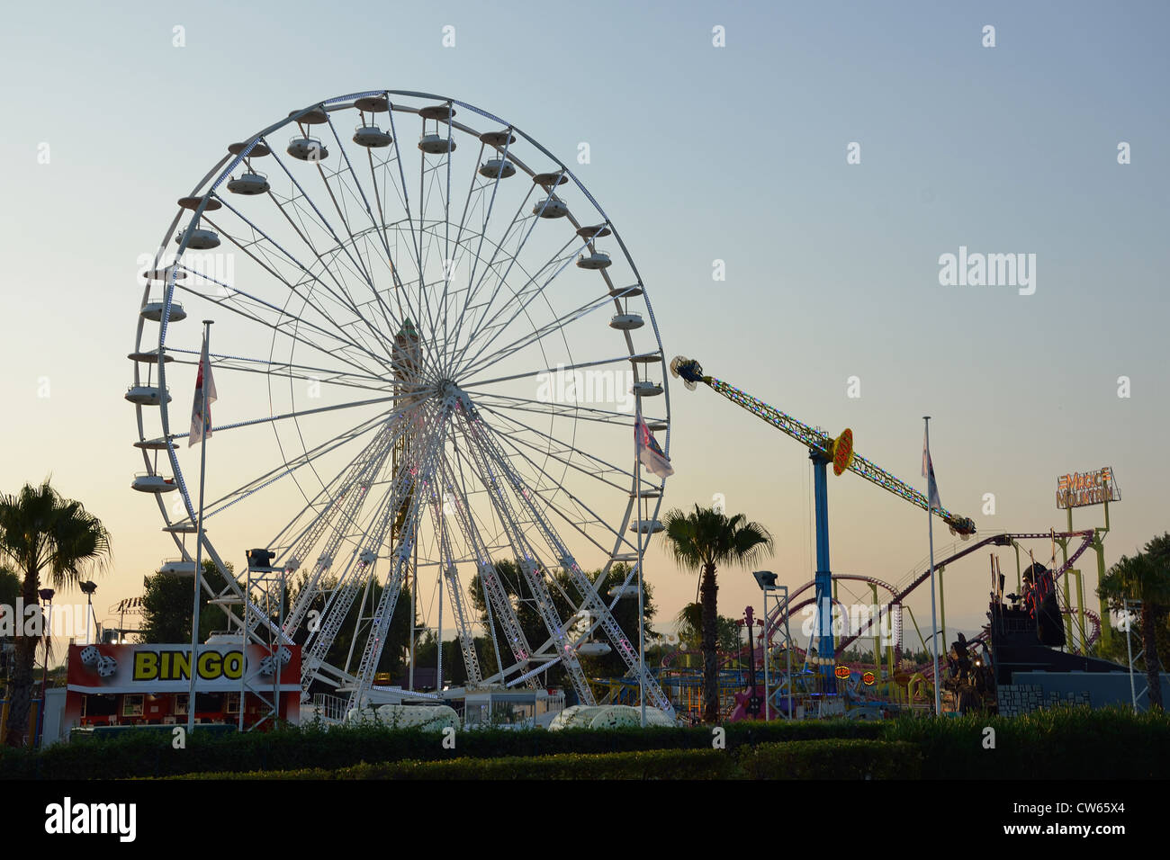 La grande ruota al crepuscolo, Lunapark Fréjus, Fréjus, Var Reparto, Provence-Alpes-Côte d'Azur, in Francia Foto Stock