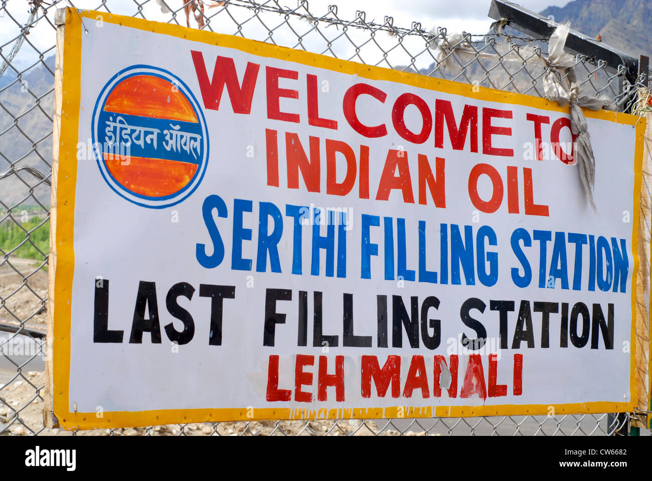 Benvenuti a olio indiano Serthi stazione di riempimento firmare l'ultima stazione di riempimento sull'autostrada Leh-Manali Ladakh, India Foto Stock