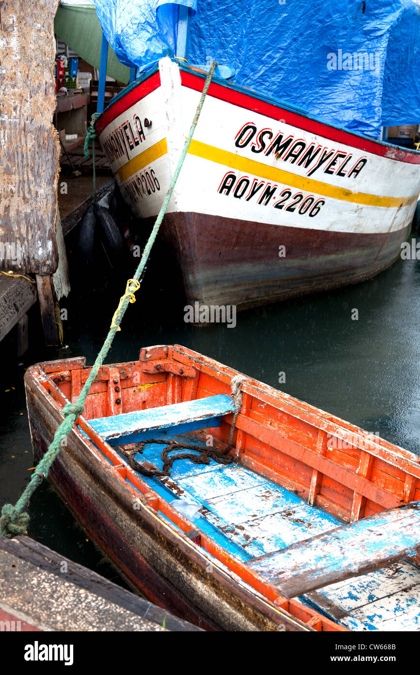 Willemstad, Curacao: pittoresche barche dietro a Willemstad il mercato galleggiante. Solo uso editoriale. Foto Stock