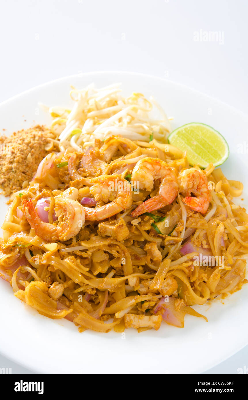 Il cibo thai style , stir-fried rice noodles (Pad Thai) Foto Stock