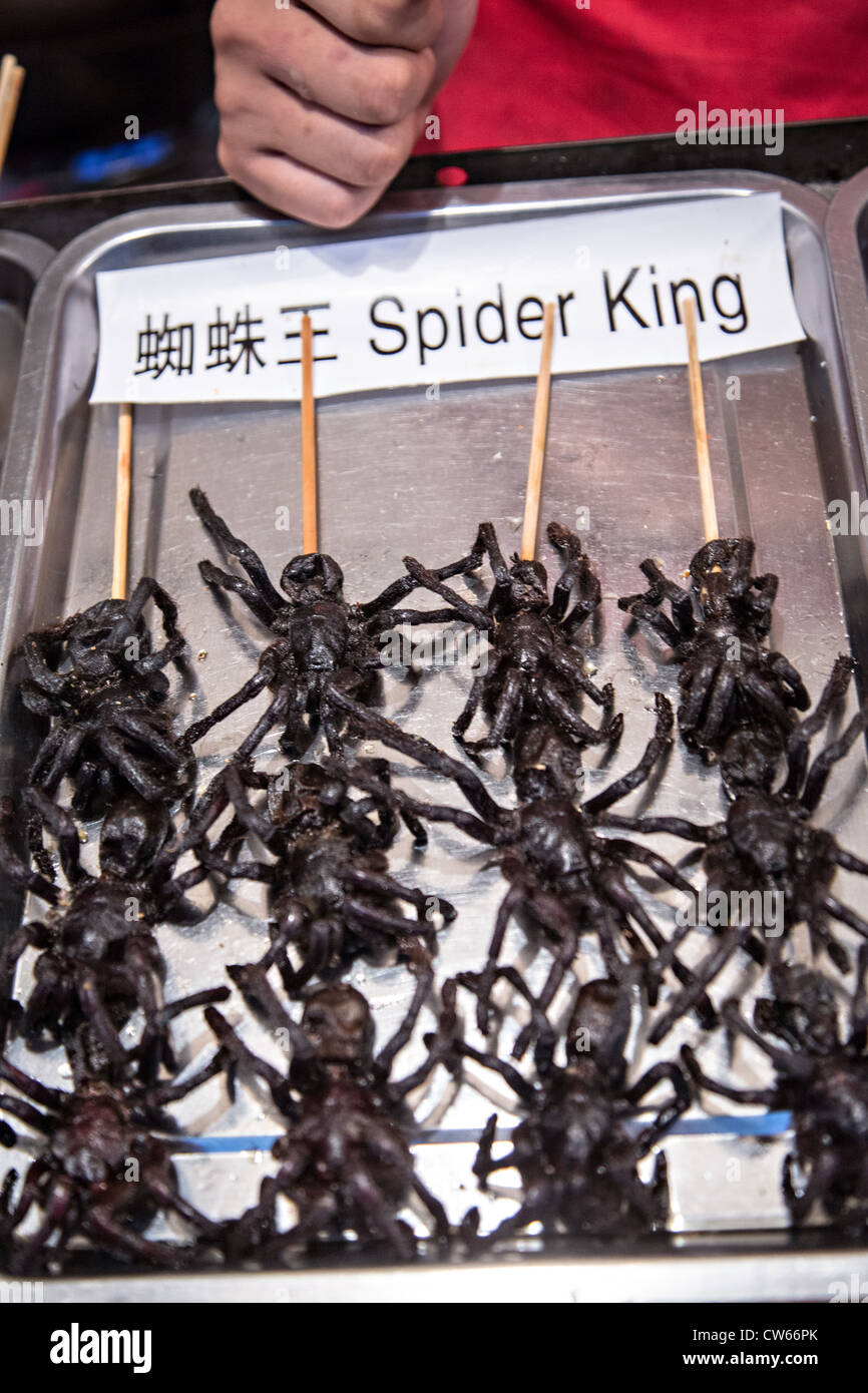 Venditore ambulante vendita di cibi esotici al night market alimentare lungo Wangfujing Street quartiere dello shopping a Pechino in Cina Foto Stock