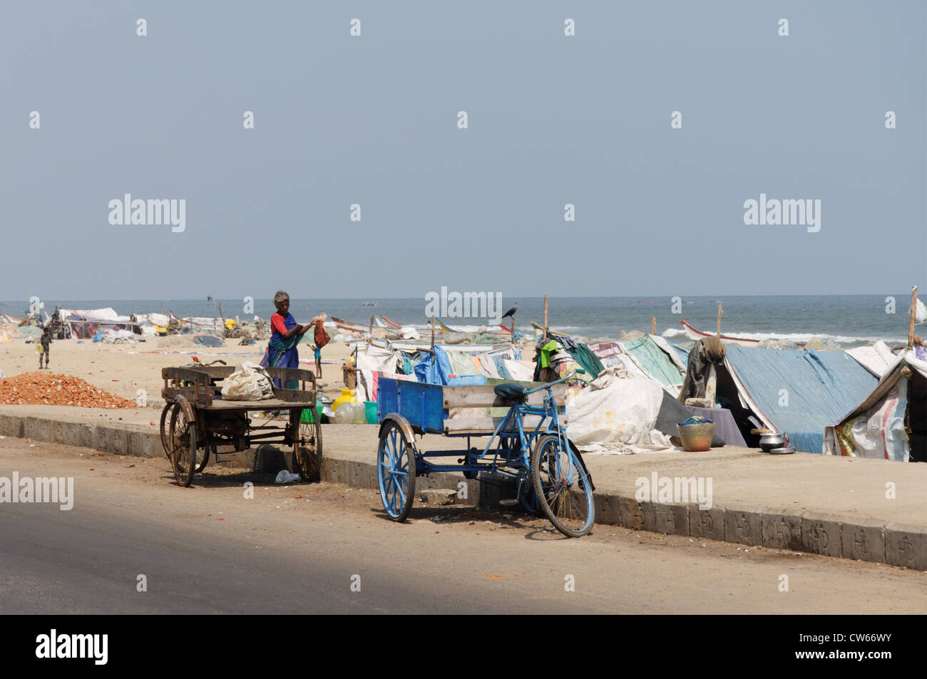 Baraccopoli sulla spiaggia a Chennai (Madras) in India del sud Foto Stock