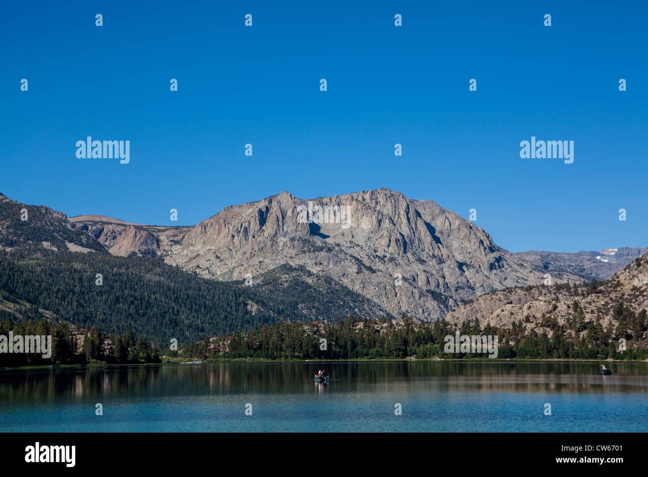 Giugno lago nel giugno lago loop della California della Sierra Nevada un anno area ricreativa con la pesca Escursioni bici Foto Stock