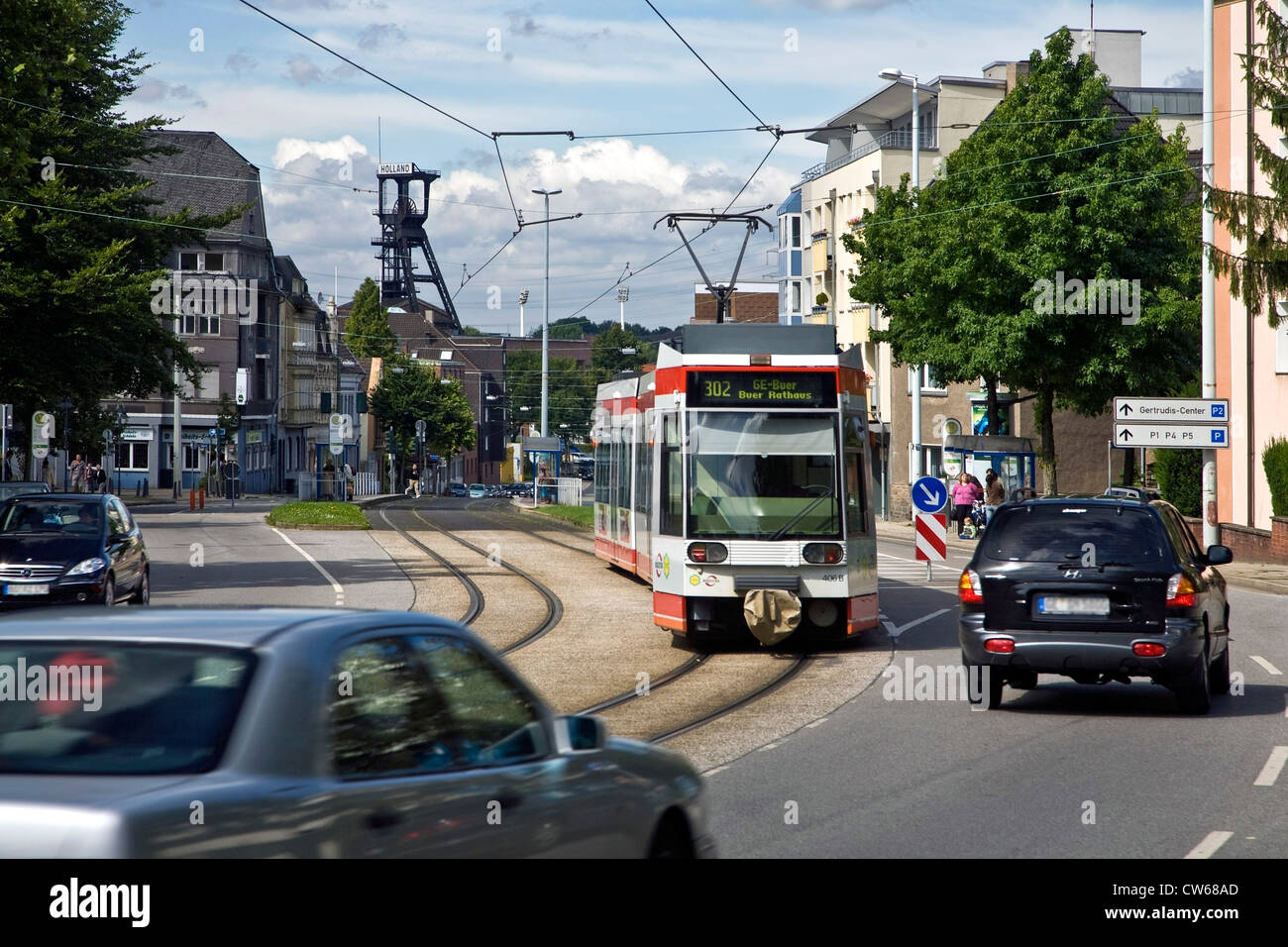 Il traffico nel quartiere Wattenscheid con la torre dell'albero dell'ex miniera di carbone in Olanda, Germania, Renania settentrionale-Vestfalia, la zona della Ruhr, Bochum Foto Stock