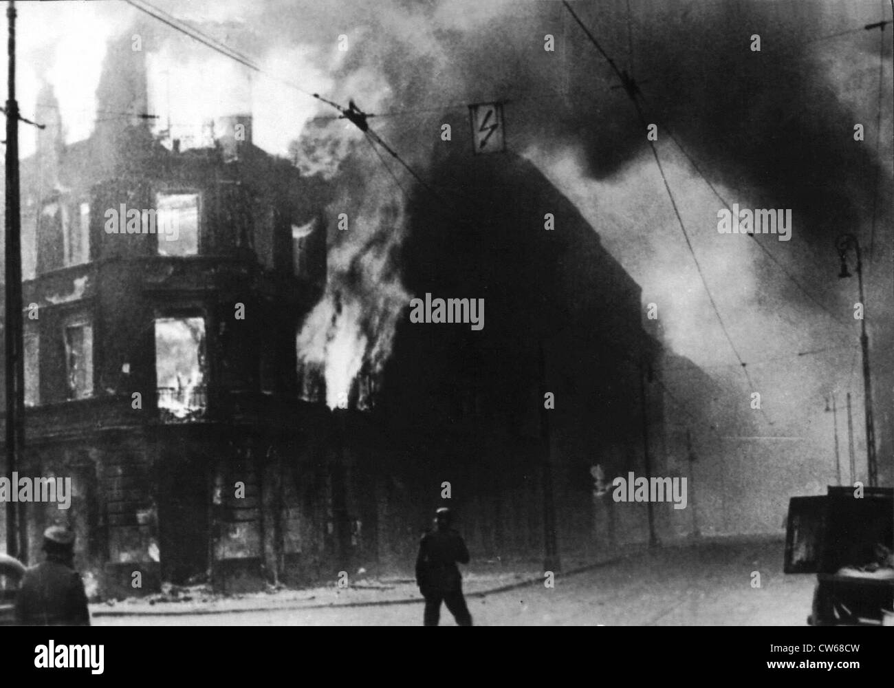 Varsavia in fiamme durante l'insurrezione del ghetto (agosto/ottobre 1944) Foto Stock