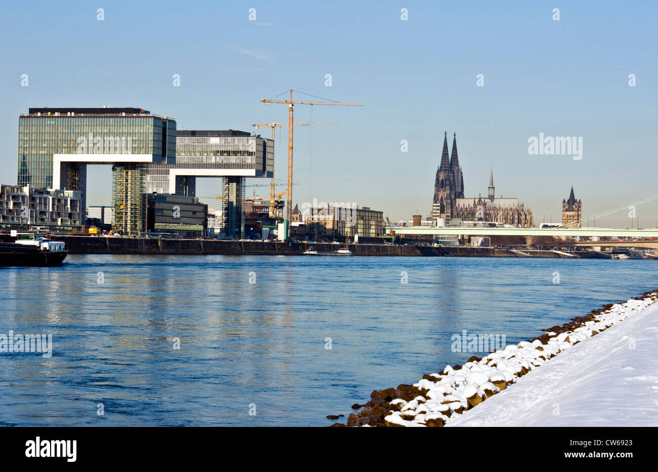 Vista sul Reno sugli ospedali e la Cattedrale di Colonia in inverno, in Germania, in Renania settentrionale-Vestfalia, Koeln Foto Stock