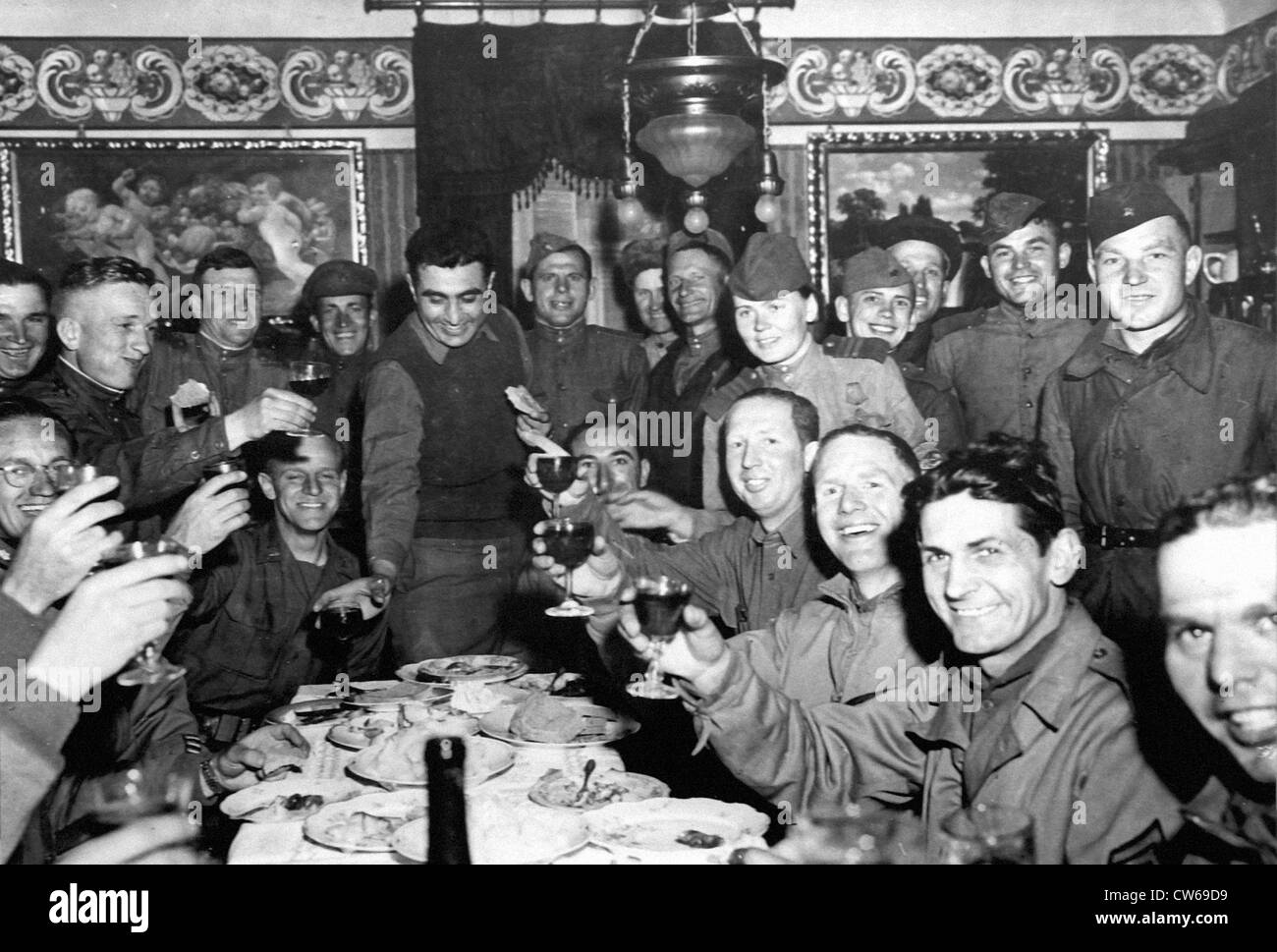 Americani e soldati russi a brindare in Torgau (Aprile 27,1945) Foto Stock