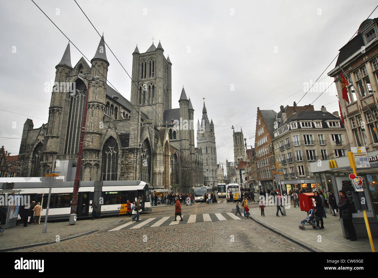 Chiesa Saint Nicolas, campanile e Cattedrale di San Bavone in background, Belgio, Ostflandern, Gent Foto Stock