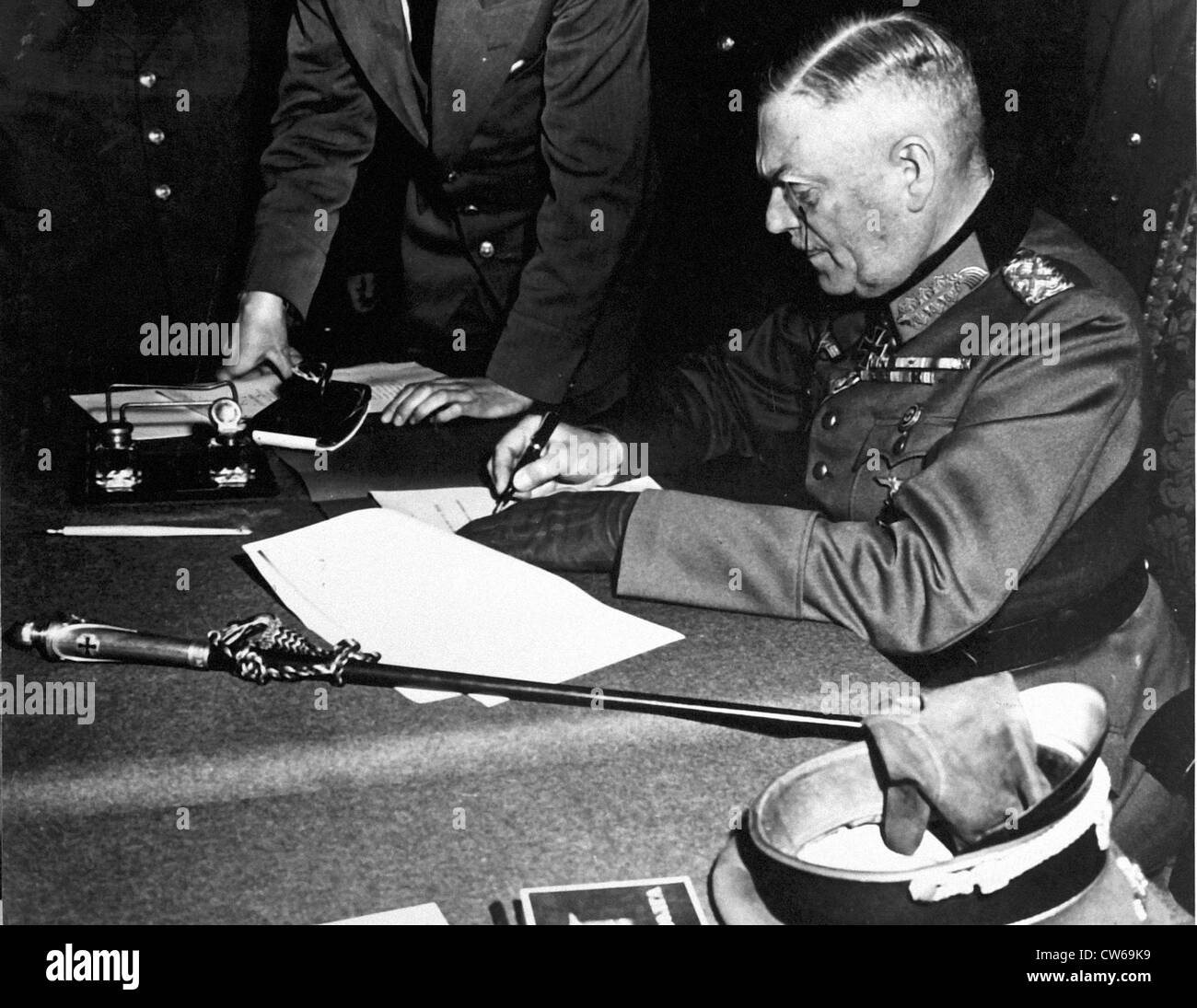Maresciallo di Campo Wilhelm Keitel firma la resa incondizionata della Germania (maggio 9,1945) Foto Stock