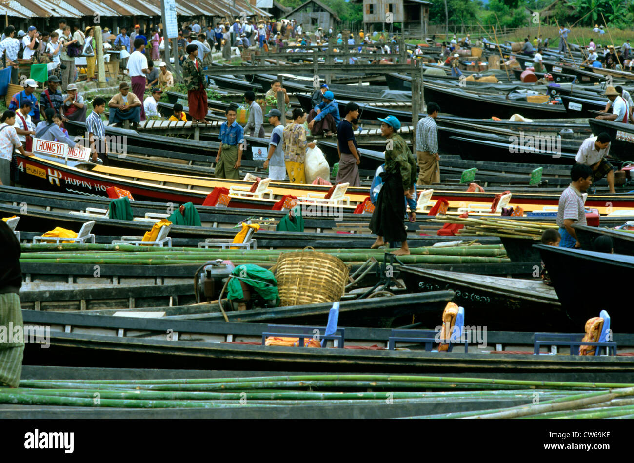 Longboats presso il lago di riva del Lago Inle, giorno di mercato, Birmania Foto Stock