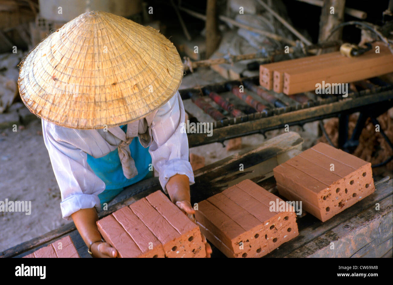 Mattone di Clay di produzione, Vietnam Foto Stock