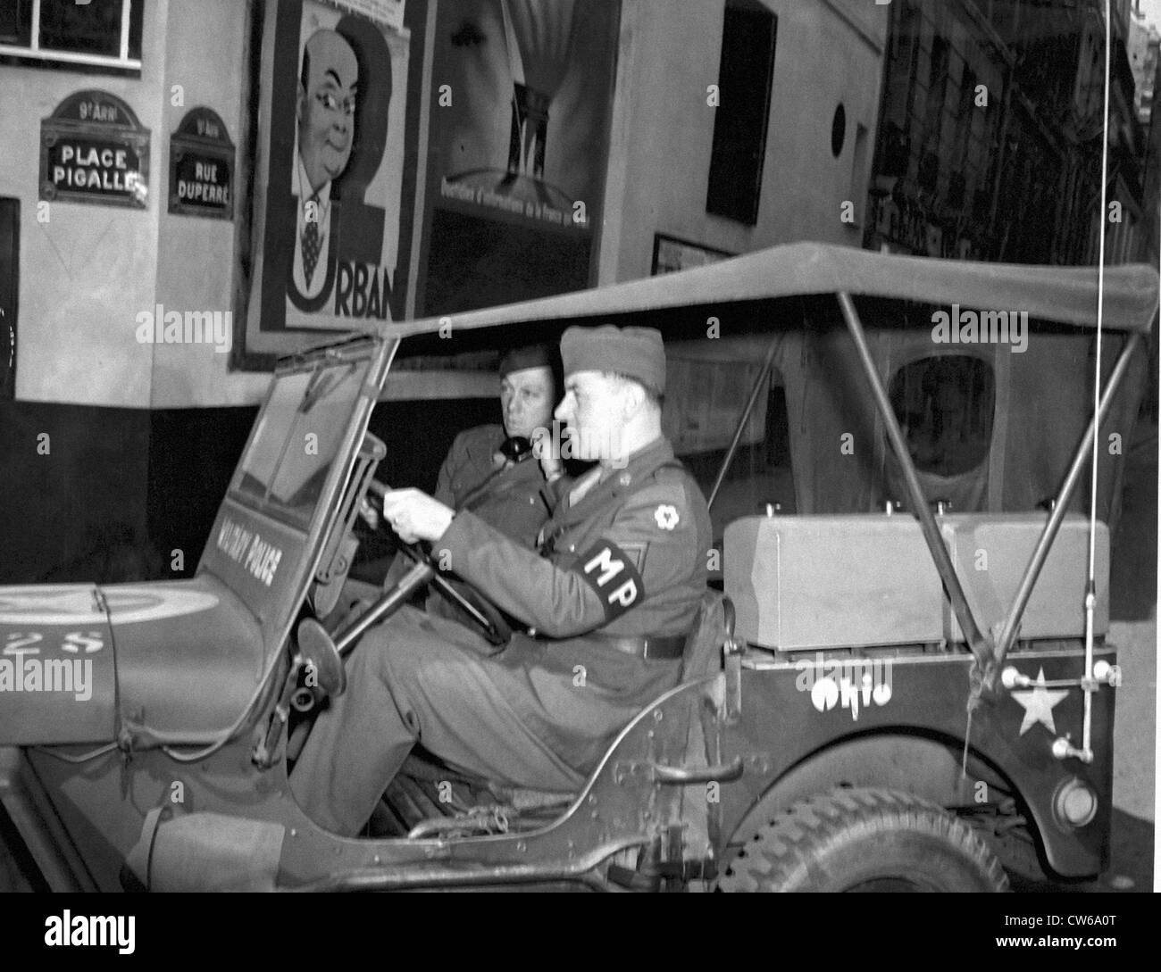 U.S Polizia Militare su Place Pigalle (Paris-May 14,1945) Foto Stock