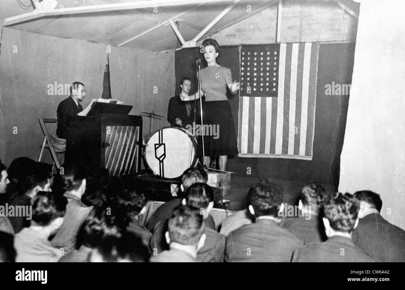 Carole Landis intrattiene 8 U.S Air Force in Irlanda del Nord (1943-44) Foto Stock