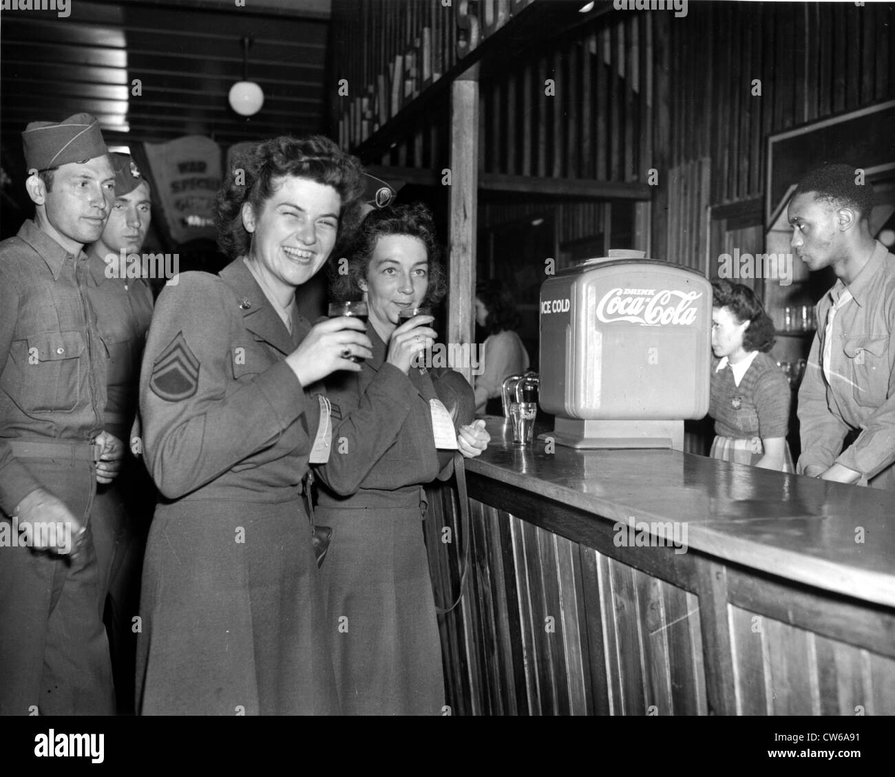 U.S Wacs bere un 'coke" a Parigi (Francia) Luglio 14, 1945 Foto Stock