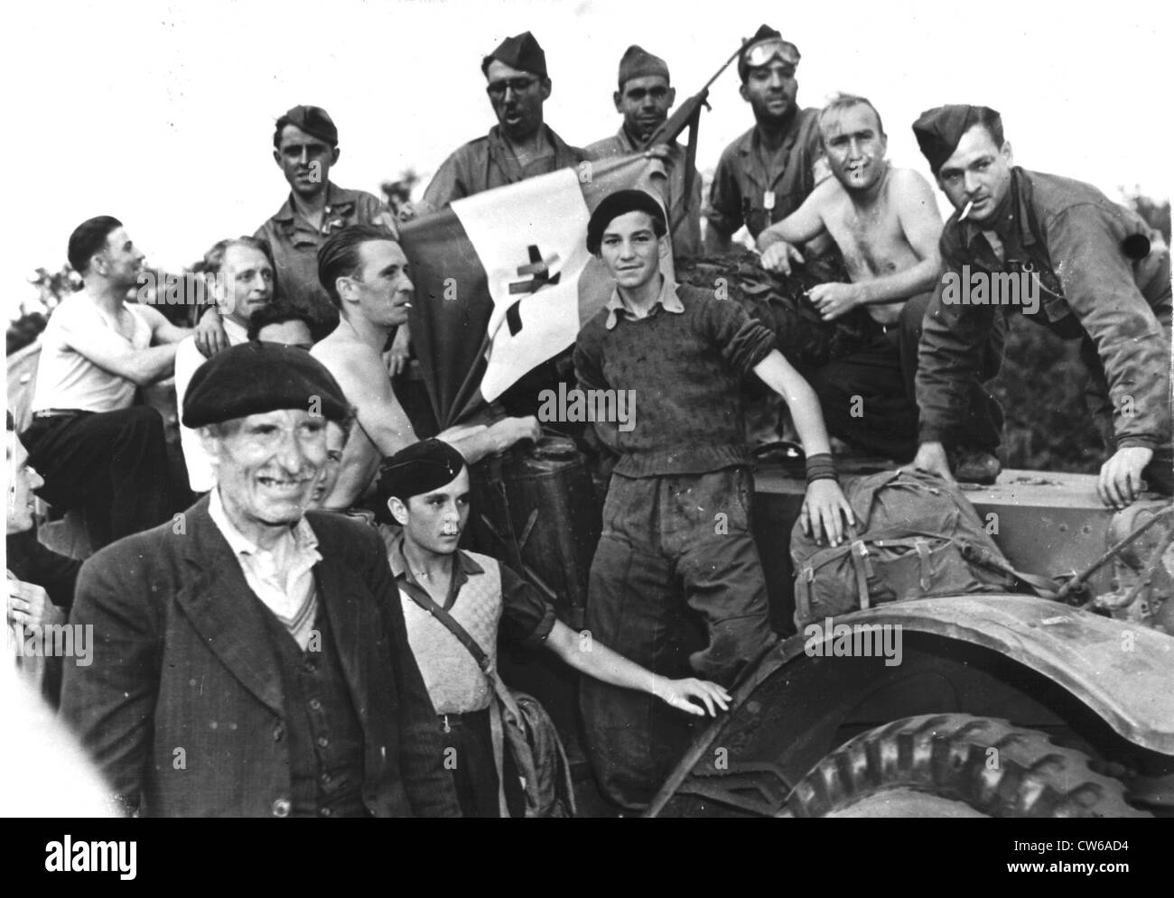Saluto francese propri soldati la guida verso Parigi (Francia) Agosto 1944 Foto Stock