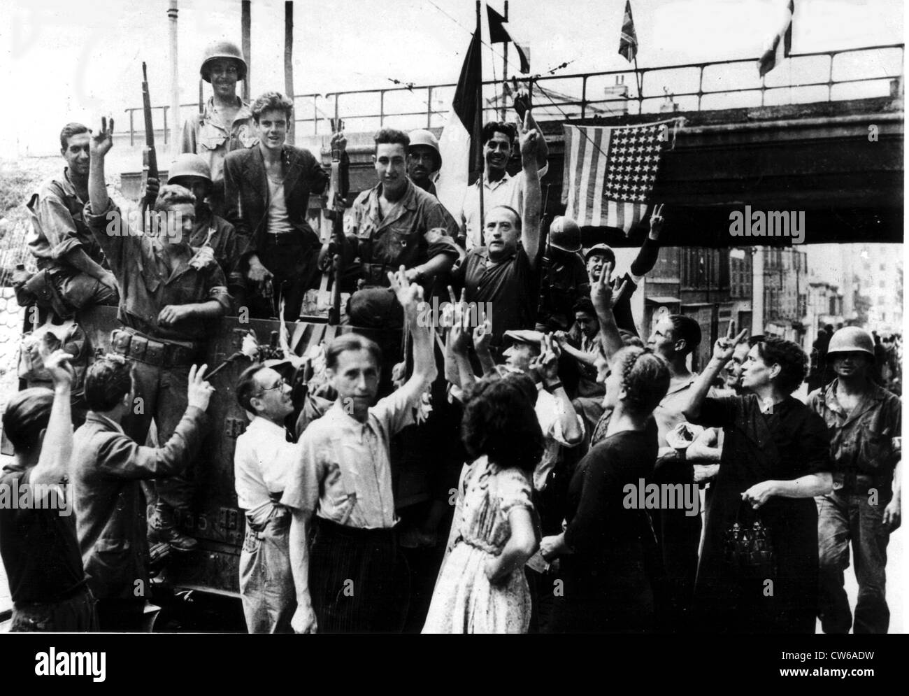 F.F.I dà segno di vittoria in Aubagne area (Francia) agosto 29,1944. Foto Stock
