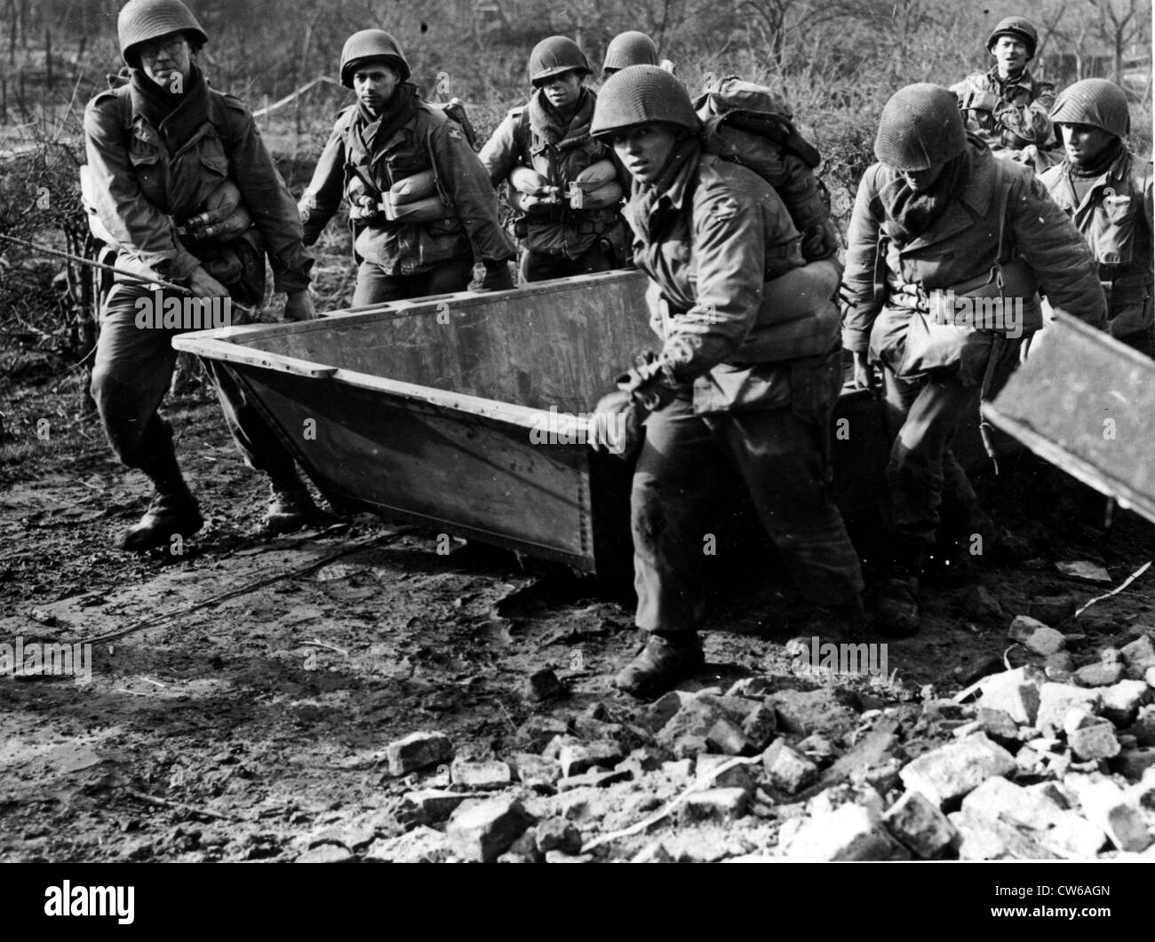 U.S combattere ingegneri trascinare la barca di assalto al fiume Roer (Germania), 23 Febbraio 1945 Foto Stock