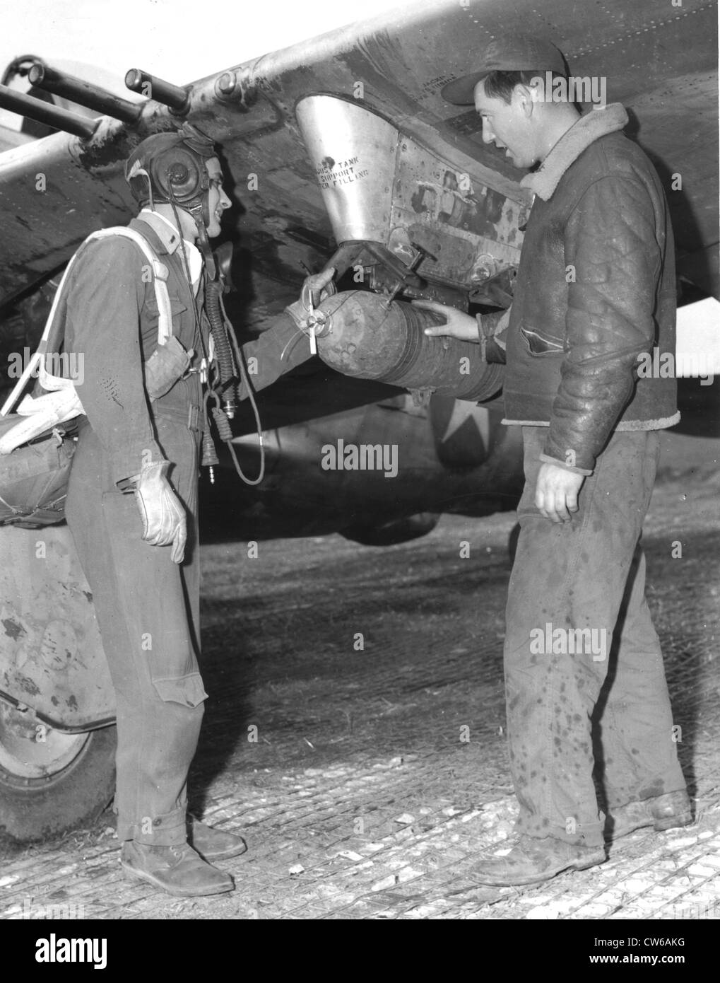 Un pilota del 9U.S Air Force check-up il suo piano (3 aprile 1945) Foto Stock