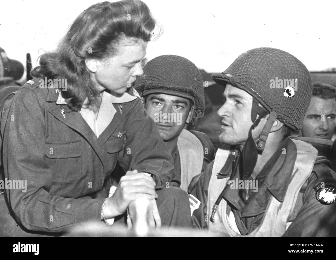 L'infermiera dice addio al U.S paracadutisti lasciando per Holland (17 settembre 1944) Foto Stock