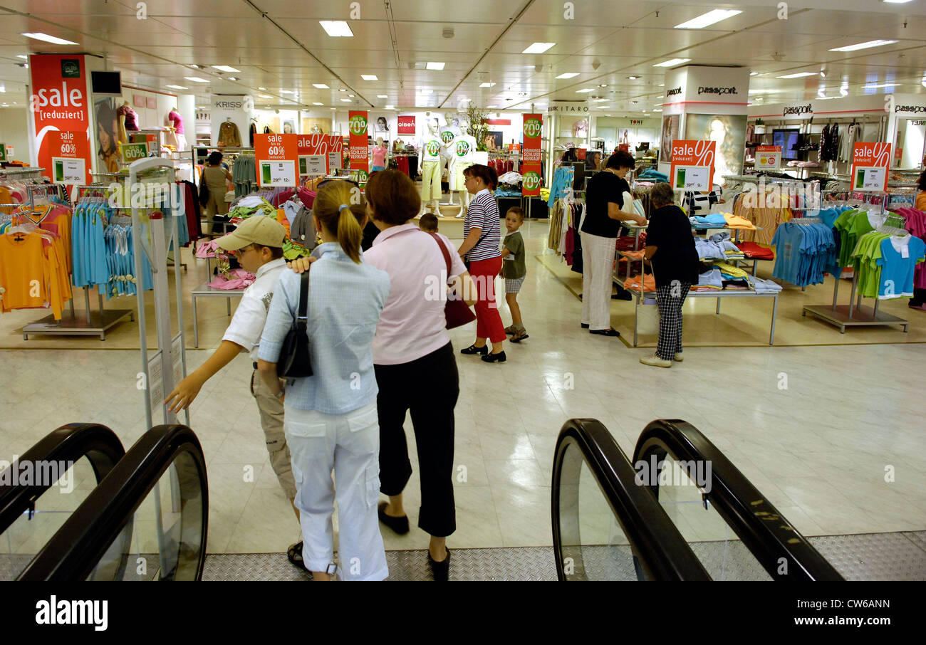 Persone in un centro commerciale per lo shopping, GERMANIA Baden-Wuerttemberg, Stoccarda Foto Stock