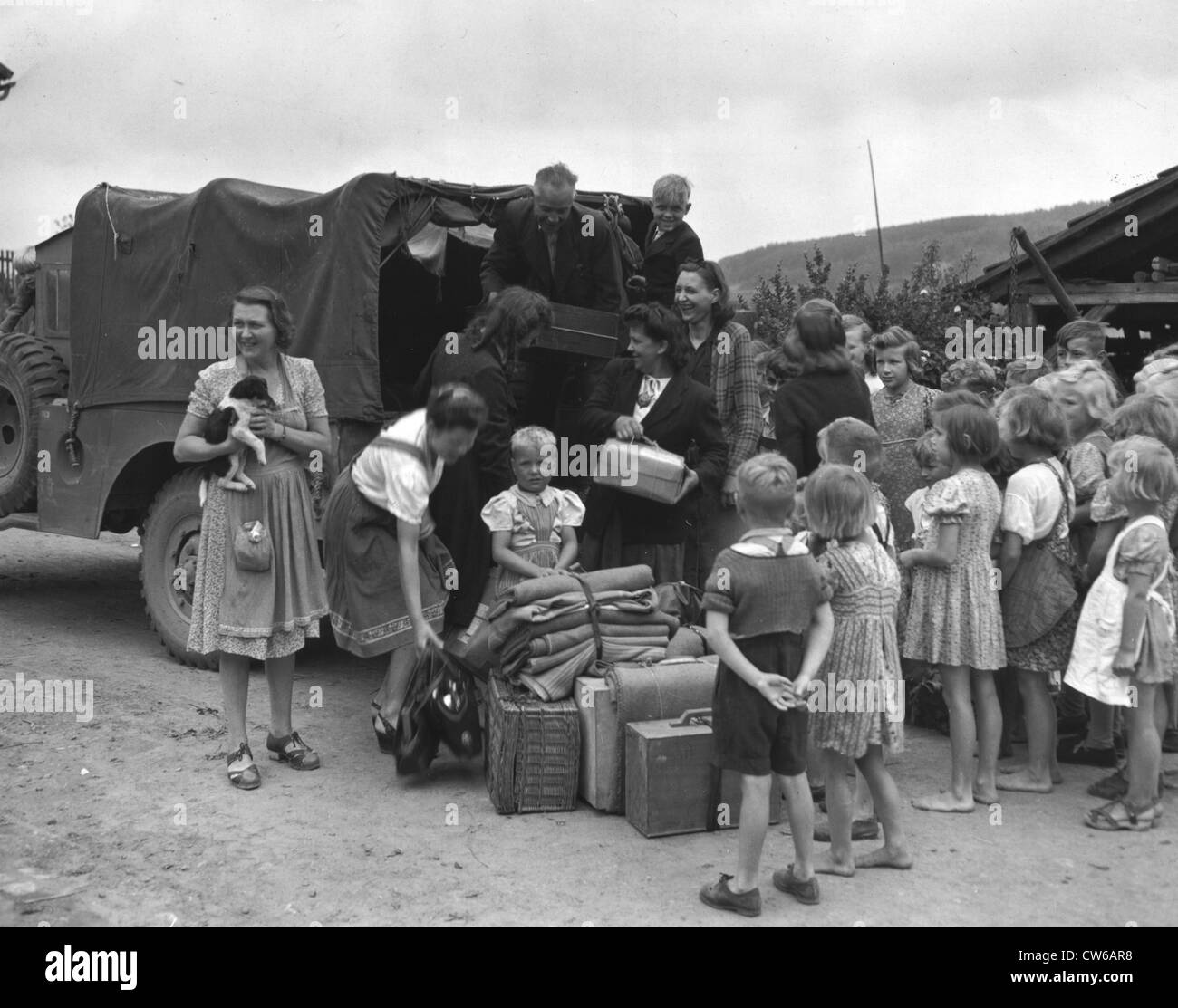 Belga di sfollati caricare i bagagli su un carrello (Germania) il 9 giugno 1945 Foto Stock