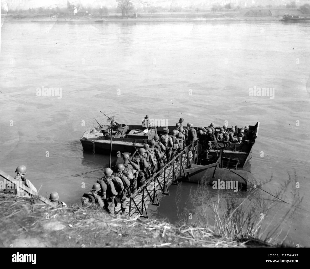 Fanti attraversare il fiume Reno in Germania (17 marzo 1945) Foto Stock