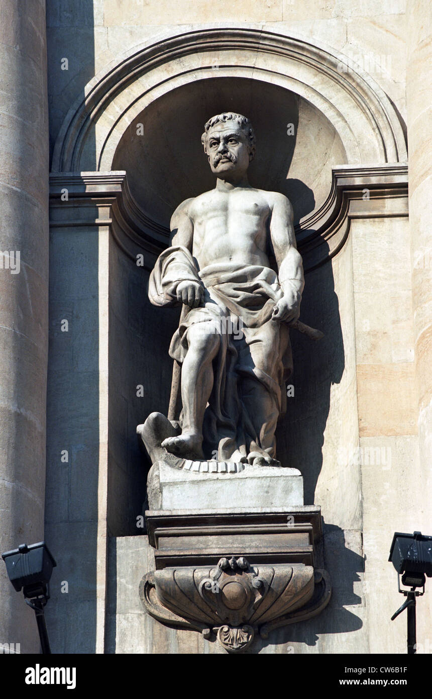 Statua sulla facciata della Banca nazionale di Romania a Bucarest Foto Stock