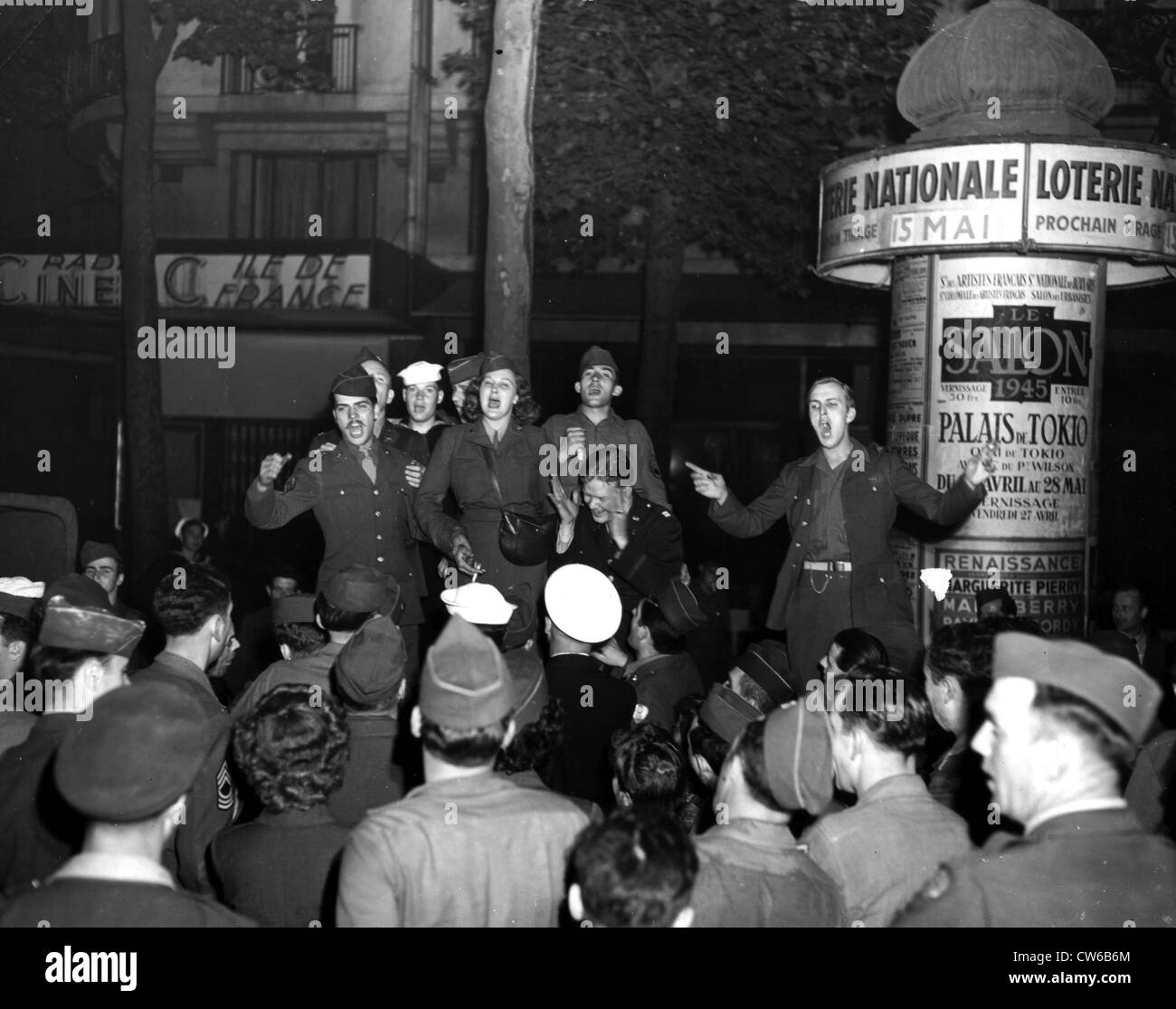 Strada cantando a Parigi (maggio 8,1945) Foto Stock